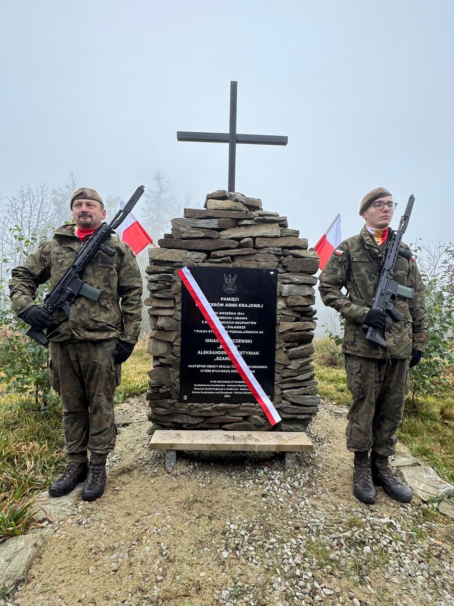 Na Lubaniu odsłonięto tablicę żołnierzy 1 PSP AK. Fot. Agnieszka Ciesielka, Lucyna Kozub i IPN