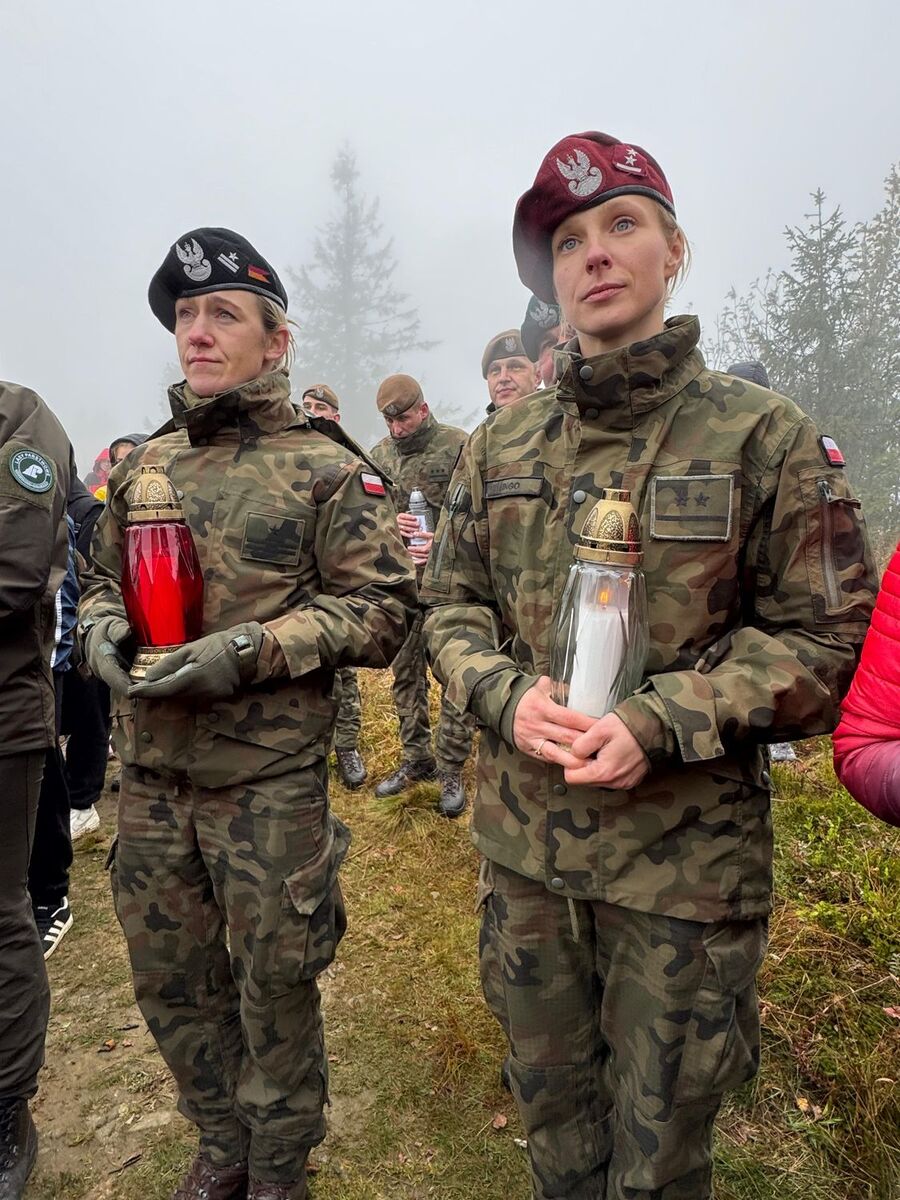 Na Lubaniu odsłonięto tablicę żołnierzy 1 PSP AK. Fot. Agnieszka Ciesielka, Lucyna Kozub i IPN