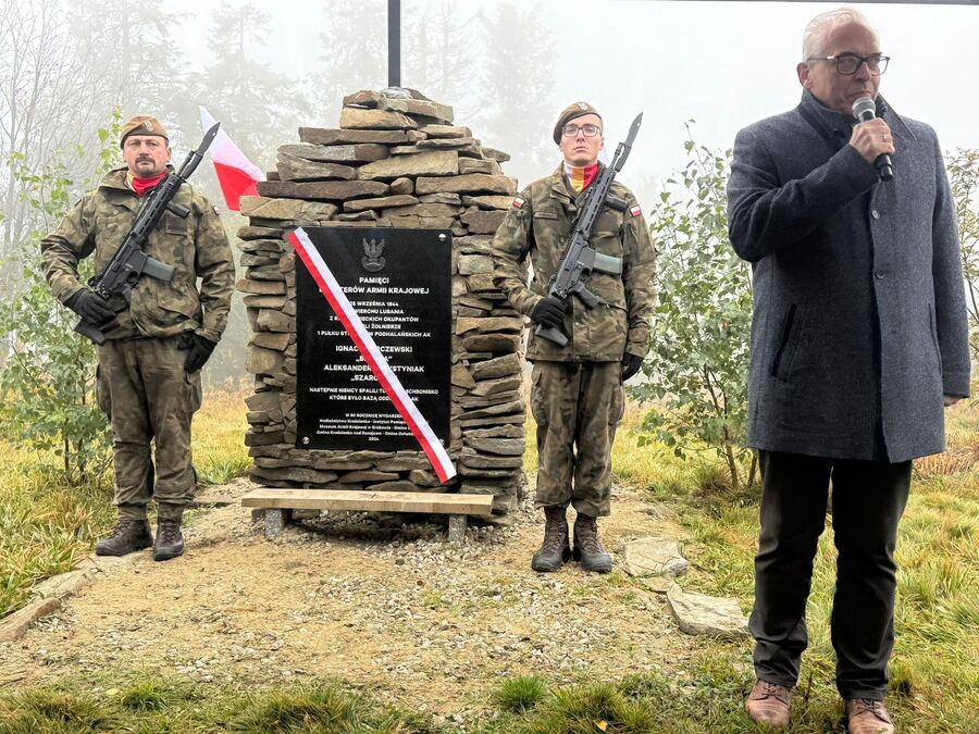 Na Lubaniu odsłonięto tablicę żołnierzy 1 PSP AK. Fot. Agnieszka Ciesielka, Lucyna Kozub i IPN