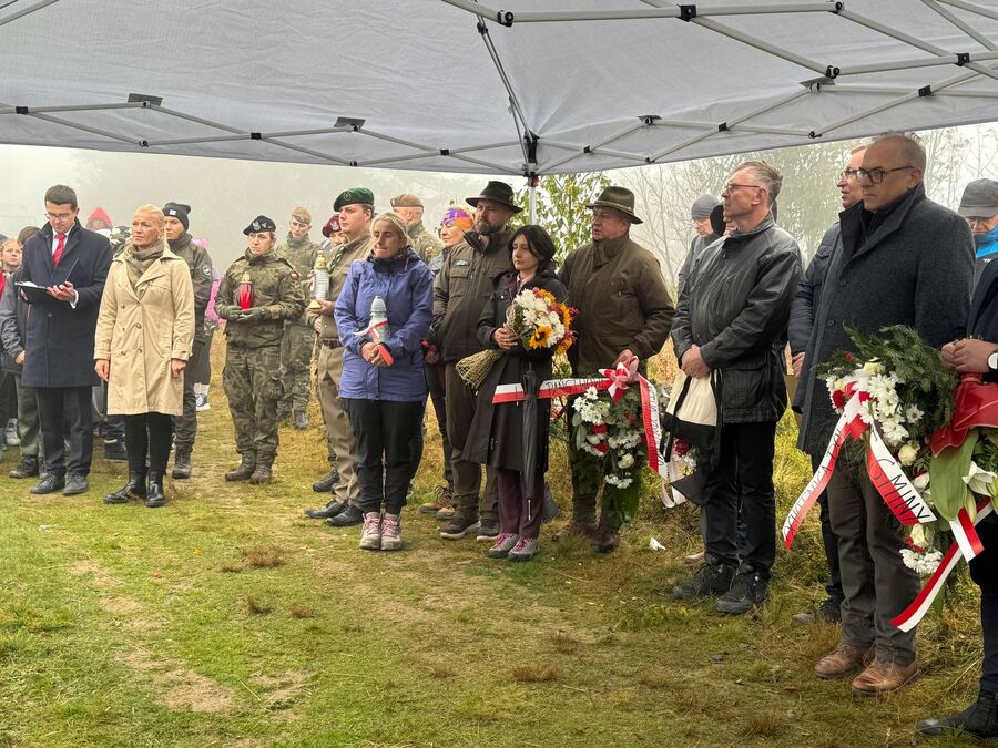 Na Lubaniu odsłonięto tablicę żołnierzy 1 PSP AK. Fot. Agnieszka Ciesielka, Lucyna Kozub i IPN