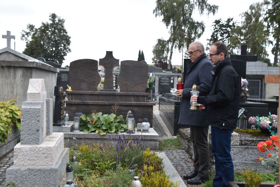 Doktorzy Korkuć i Golik odwiedzili również groby upamiętnionych żołnierzy. Fot. Dawid Terelak (IPN)