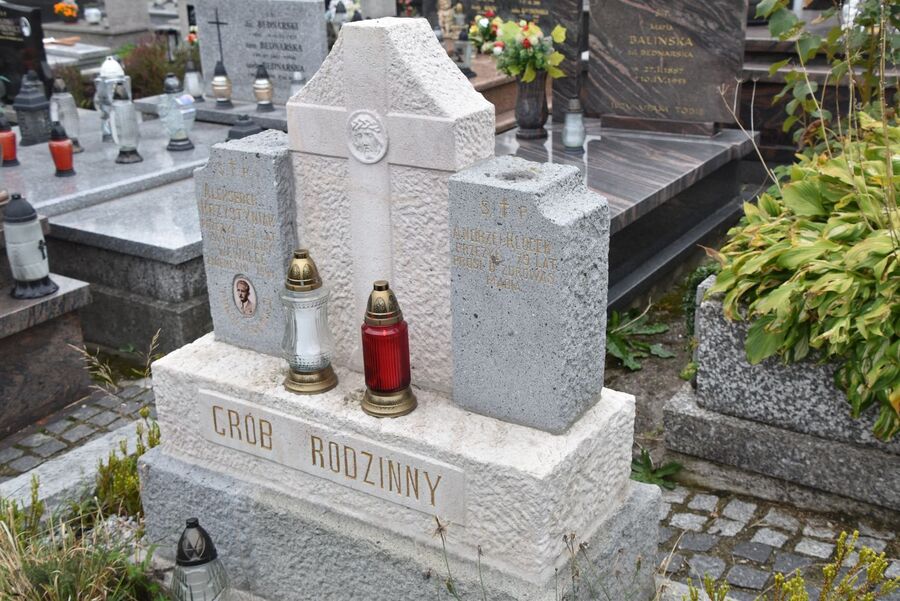 Doktorzy Korkuć i Golik odwiedzili również groby upamiętnionych żołnierzy. Fot. Dawid Terelak (IPN)