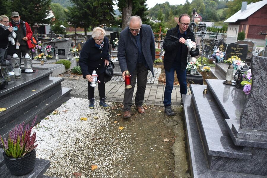 Doktorzy Korkuć i Golik odwiedzili również groby upamiętnionych żołnierzy. Fot. Dawid Terelak (IPN)