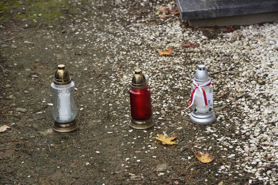 Doktorzy Korkuć i Golik odwiedzili również groby upamiętnionych żołnierzy. Fot. Dawid Terelak (IPN)