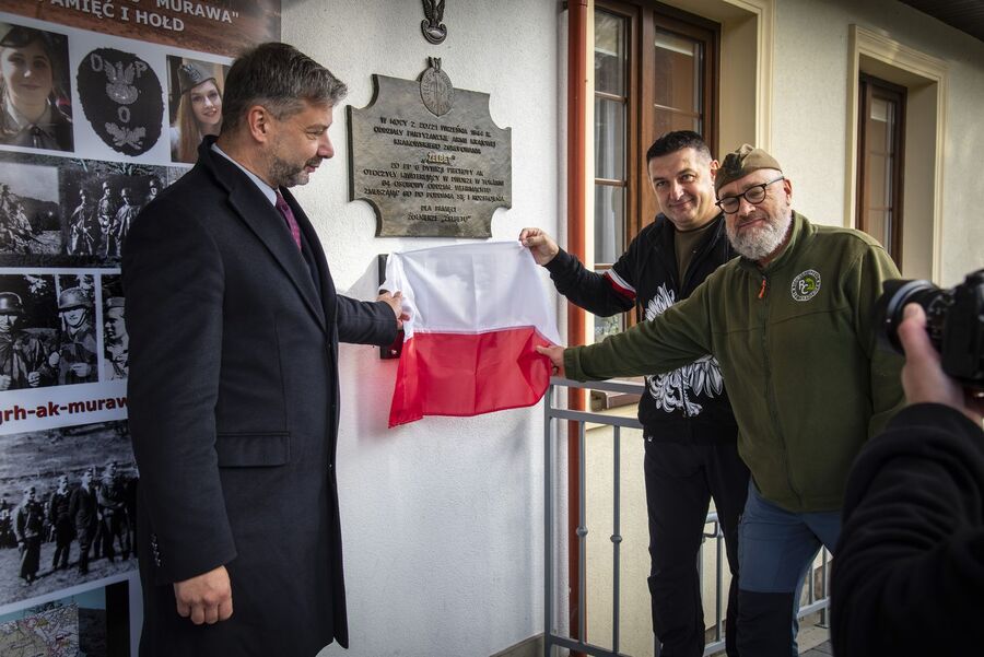 W Tokarni odsłonięto tablicę akowców. Fot. Agnieszka Masłowska (IPN)
