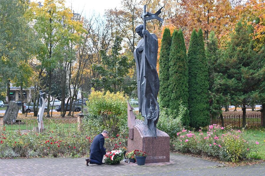 Pomnik bł. ks. Jerzego Popiełuszki w Nowej Hucie. Fot. Janusz Ślęzak (IPN)
