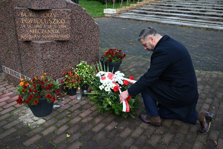 Pomnik bł. ks. Jerzego Popiełuszki w Nowej Hucie. Fot. Janusz Ślęzak (IPN)