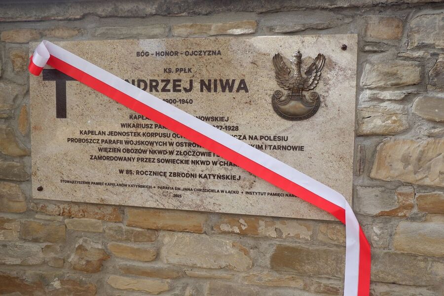 W Łącku odsłonięto tablicę ks. ppłk. Andrzeja Niwy. Fot. Kamil Szkaradek (IPN)