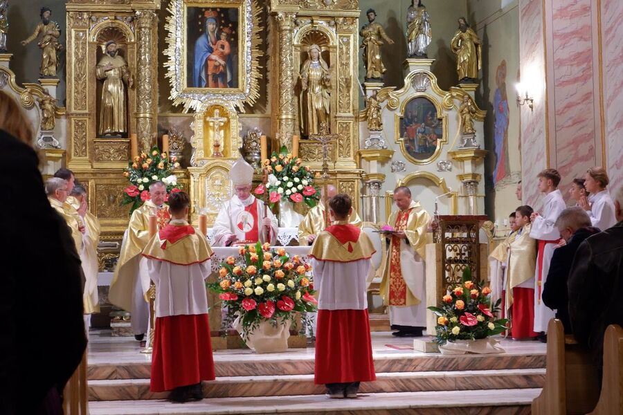W Łącku odsłonięto tablicę ks. ppłk. Andrzeja Niwy. Fot. Kamil Szkaradek (IPN)