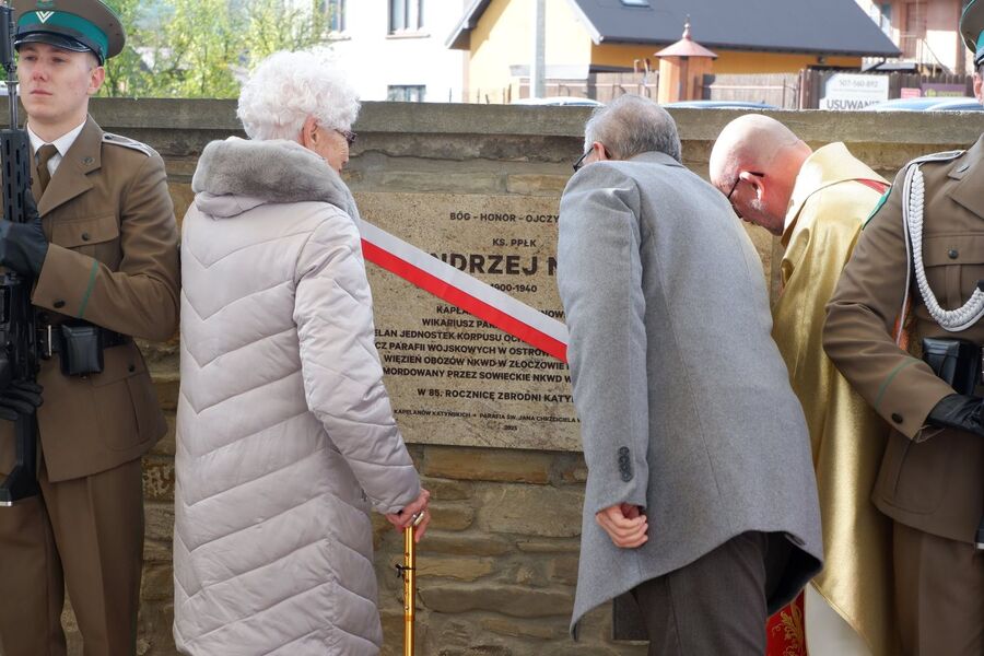 W Łącku odsłonięto tablicę ks. ppłk. Andrzeja Niwy. Fot. Kamil Szkaradek (IPN)