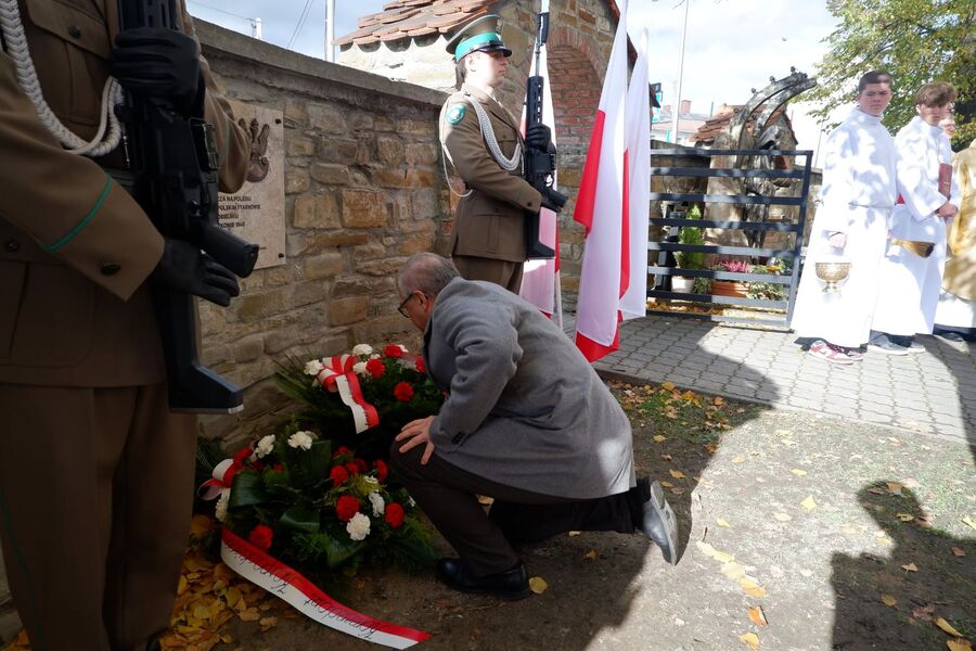 W Łącku odsłonięto tablicę ks. ppłk. Andrzeja Niwy. Fot. Kamil Szkaradek (IPN)