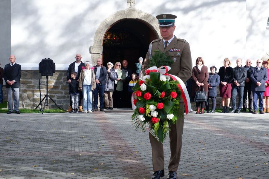 W Łącku odsłonięto tablicę ks. ppłk. Andrzeja Niwy. Fot. Kamil Szkaradek (IPN)