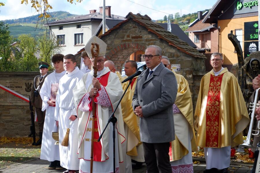 W Łącku odsłonięto tablicę ks. ppłk. Andrzeja Niwy. Fot. Kamil Szkaradek (IPN)