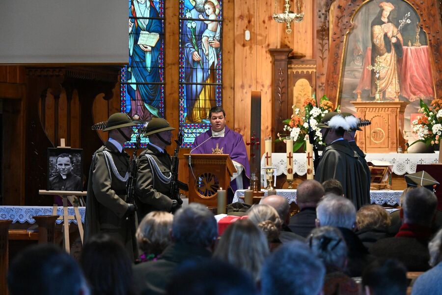 Uroczystości pogrzebowe Stanisława Klapera. Fot. Janusz Ślęzak (IPN)