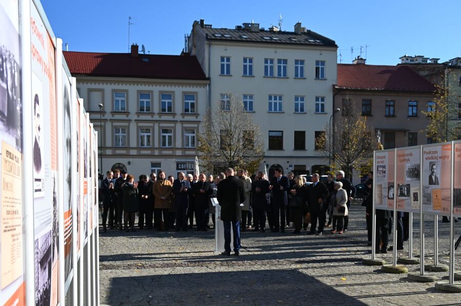 Pl. Wolnica. Otwarcie wystaw o Wincentym Witosie i Ignacym Daszyńskim. Fot. Janusz Ślęzak (IPN)