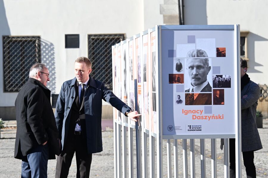Pl. Wolnica. Otwarcie wystaw o Wincentym Witosie i Ignacym Daszyńskim. Fot. Janusz Ślęzak (IPN)