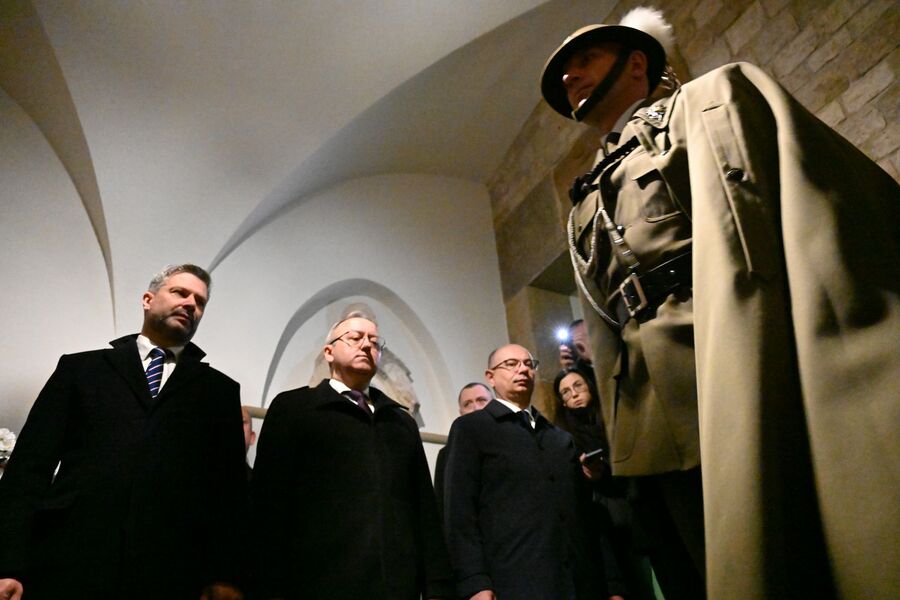 Delegacja IPN złożyła kwiaty pod tablicą Wincentego Witosa na Wawelu. Fot. Janusz Ślęzak (IPN)