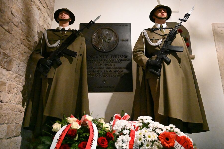 Delegacja IPN złożyła kwiaty pod tablicą Wincentego Witosa na Wawelu. Fot. Janusz Ślęzak (IPN)