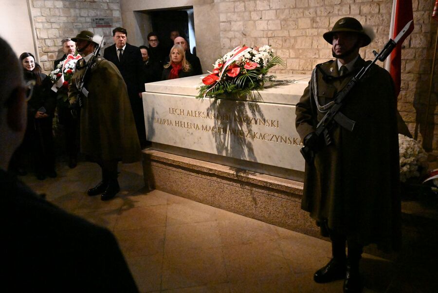 Delegacja IPN złożyła kwiaty pod tablicą Wincentego Witosa na Wawelu. Fot. Janusz Ślęzak (IPN)