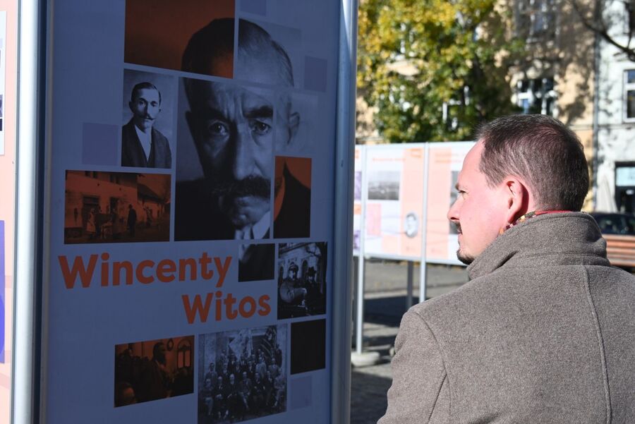 Pl. Wolnica. Otwarcie wystaw o Wincentym Witosie i Ignacym Daszyńskim. Fot. Janusz Ślęzak (IPN)