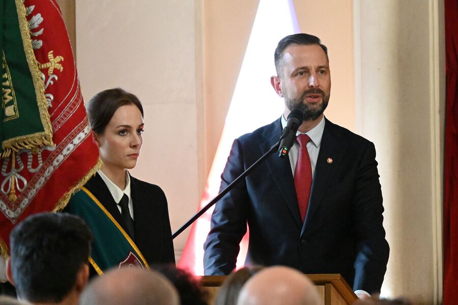 Uroczystość odsłonięcia tablicy absolwentów II LO w Krakowie – ofiar zbrodni katyńskiej. Fot. Janusz Ślęzak (IPN)