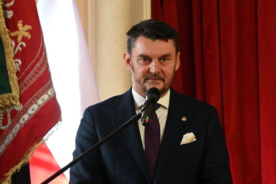 Uroczystość odsłonięcia tablicy absolwentów II LO w Krakowie – ofiar zbrodni katyńskiej. Fot. Janusz Ślęzak (IPN)