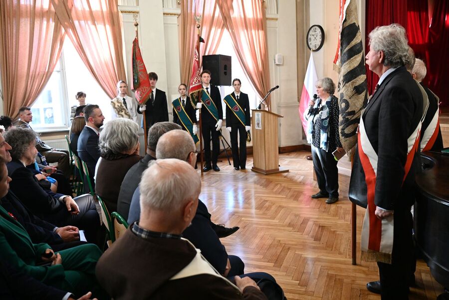 Uroczystość odsłonięcia tablicy absolwentów II LO w Krakowie – ofiar zbrodni katyńskiej. Fot. Janusz Ślęzak (IPN)