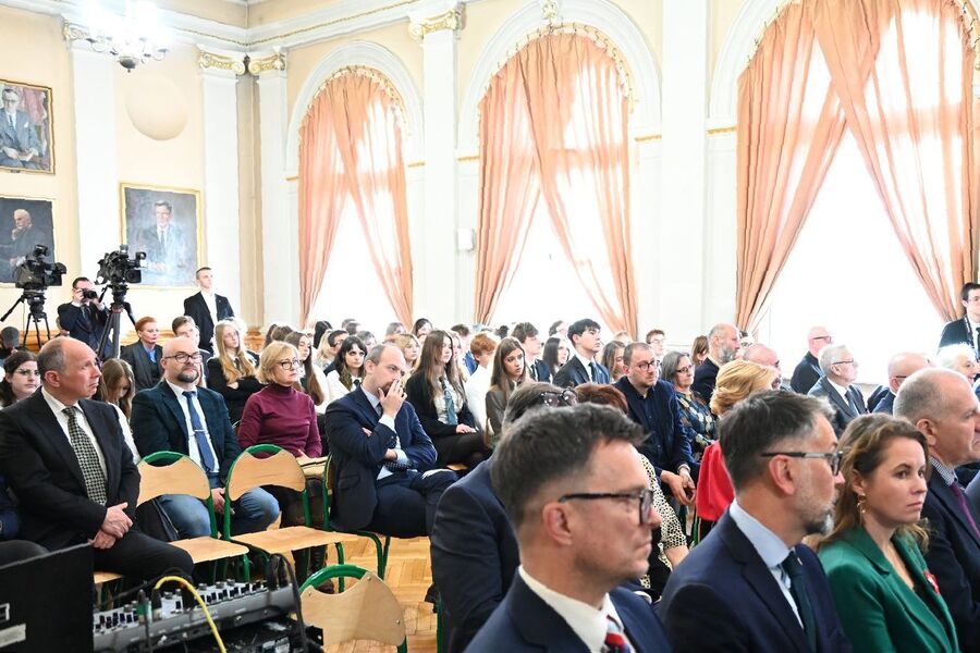 Uroczystość odsłonięcia tablicy absolwentów II LO w Krakowie – ofiar zbrodni katyńskiej. Fot. Janusz Ślęzak (IPN)