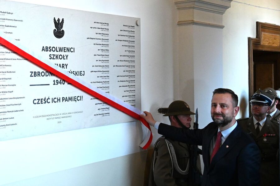 Uroczystość odsłonięcia tablicy absolwentów II LO w Krakowie – ofiar zbrodni katyńskiej. Fot. Janusz Ślęzak (IPN)