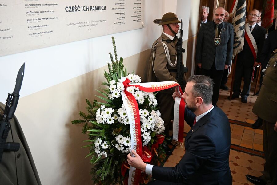 Uroczystość odsłonięcia tablicy absolwentów II LO w Krakowie – ofiar zbrodni katyńskiej. Fot. Janusz Ślęzak (IPN)