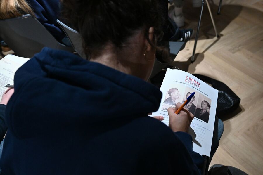 Projekt „Łączka i inne miejsca poszukiwań”. Zajęcia w siedzibie krakowskiego IPN. Fot. Janusz Ślęzak (IPN)