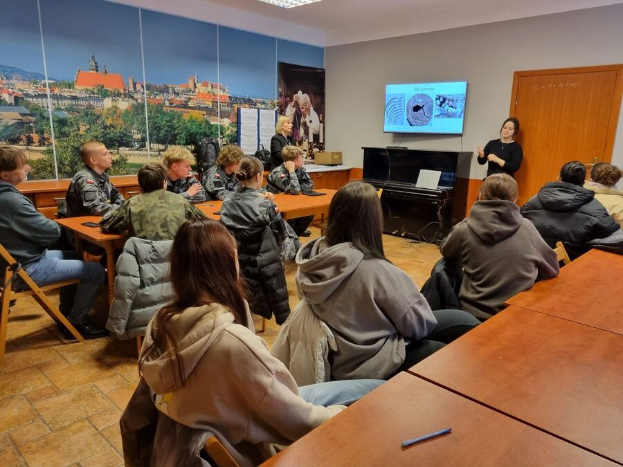 Projekt edukacyjny „Łączka i inne miejsca poszukiwań”. Spotkanie z antropologiem. Fot. IPN