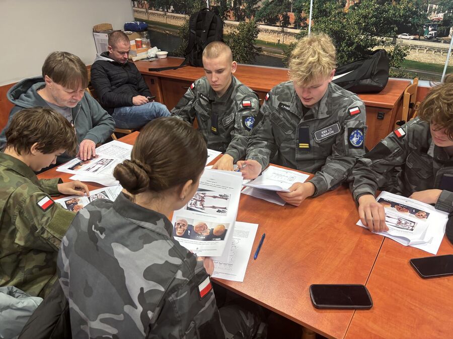 Projekt edukacyjny „Łączka i inne miejsca poszukiwań”. Spotkanie z antropologiem. Fot. IPN