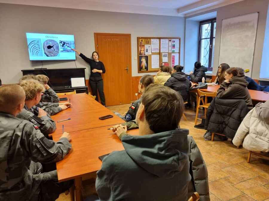 Projekt edukacyjny „Łączka i inne miejsca poszukiwań”. Spotkanie z antropologiem. Fot. IPN