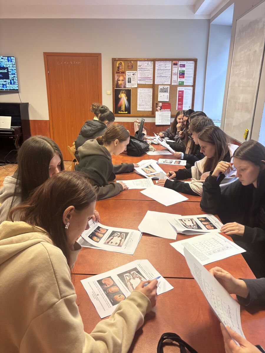 Projekt edukacyjny „Łączka i inne miejsca poszukiwań”. Spotkanie z antropologiem. Fot. IPN