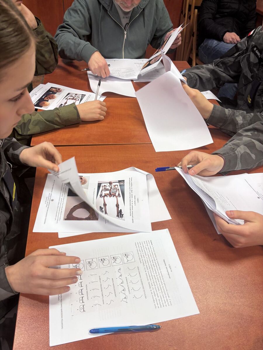 Projekt edukacyjny „Łączka i inne miejsca poszukiwań”. Spotkanie z antropologiem. Fot. IPN