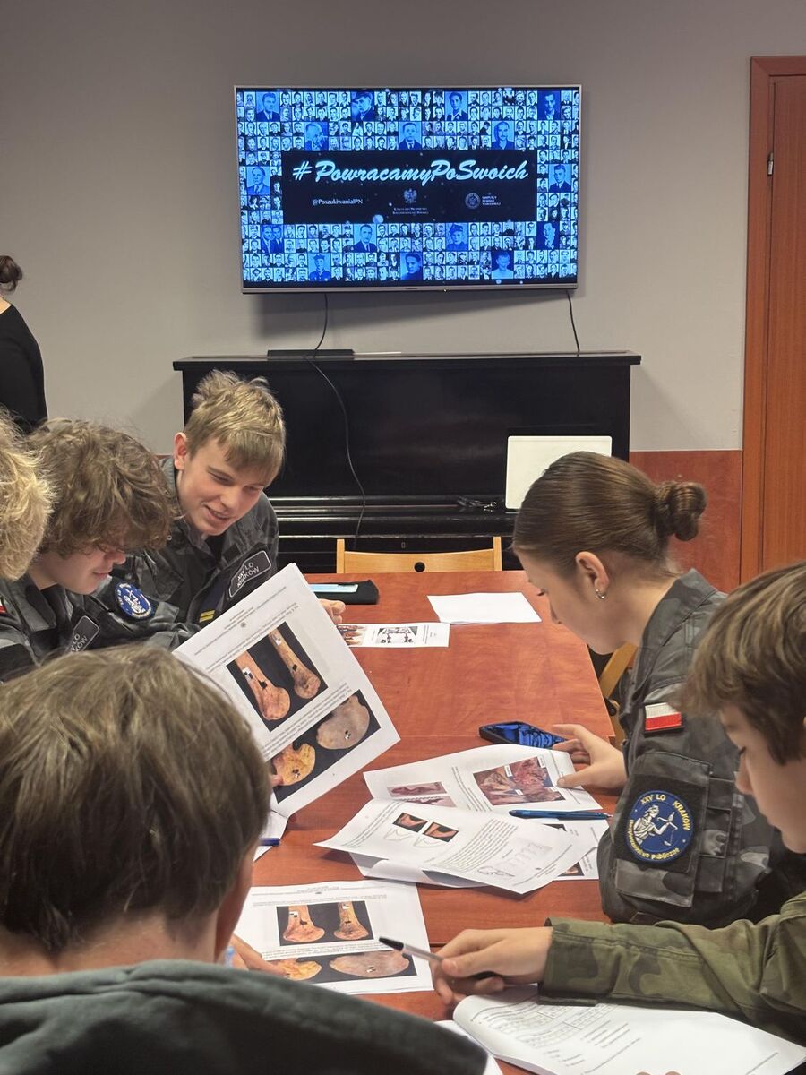 Projekt edukacyjny „Łączka i inne miejsca poszukiwań”. Spotkanie z antropologiem. Fot. IPN