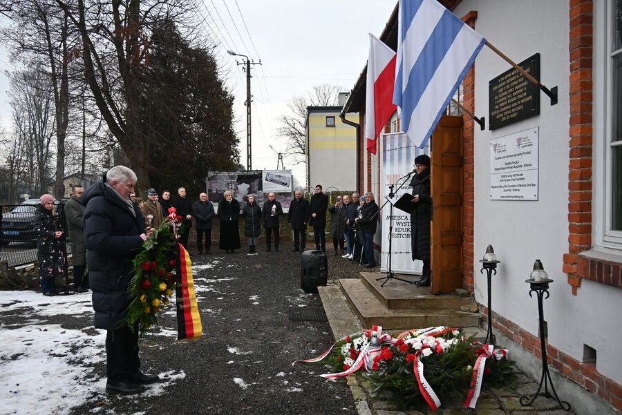Uroczystość w dawnym podobozie Bor/Budy. Fot. Janusz Ślęzak (IPN)