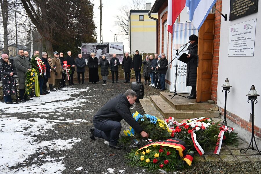Uroczystość w dawnym podobozie Bor/Budy. Fot. Janusz Ślęzak (IPN)