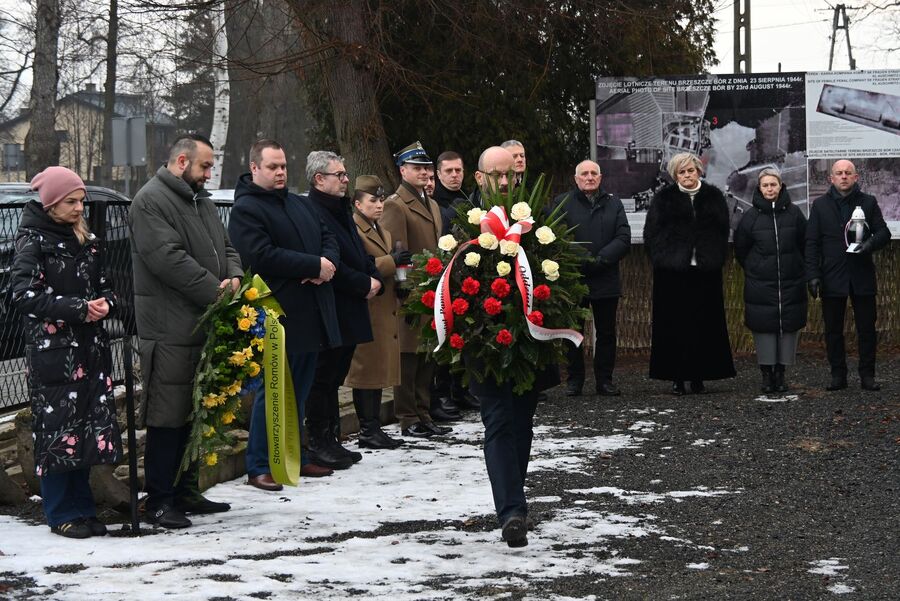 Uroczystość w dawnym podobozie Bor/Budy. Fot. Janusz Ślęzak (IPN)