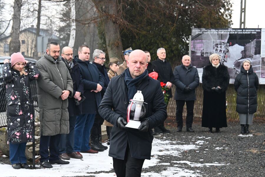 Uroczystość w dawnym podobozie Bor/Budy. Fot. Janusz Ślęzak (IPN)