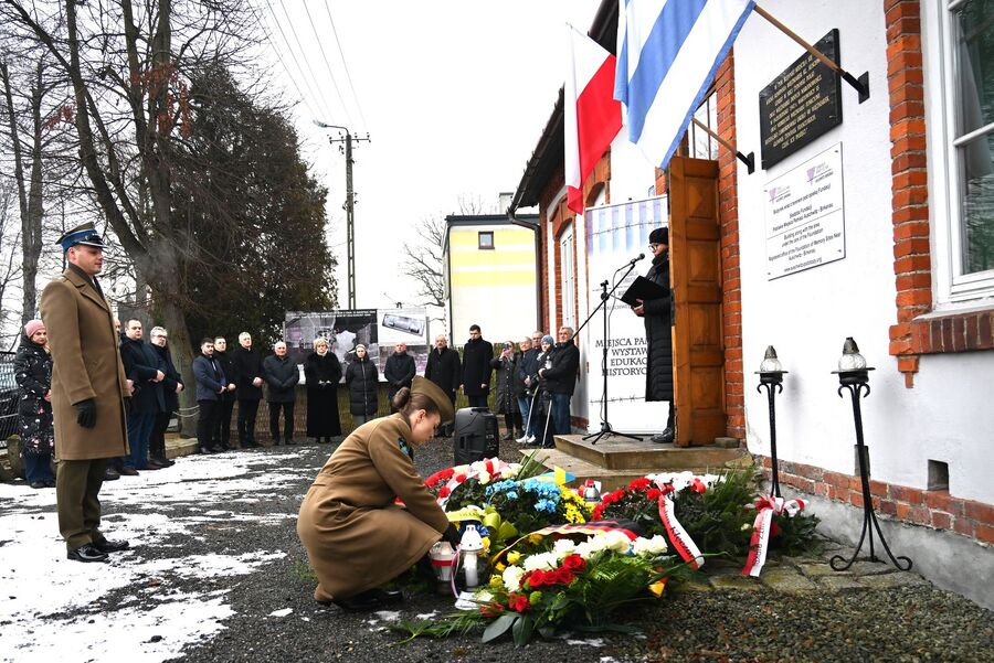 Uroczystość w dawnym podobozie Bor/Budy. Fot. Janusz Ślęzak (IPN)