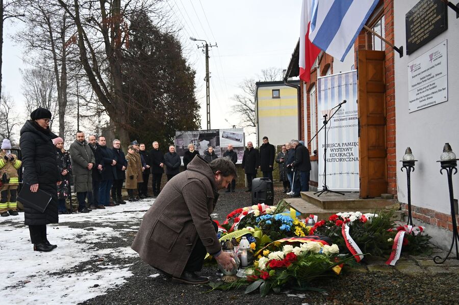 Uroczystość w dawnym podobozie Bor/Budy. Fot. Janusz Ślęzak (IPN)