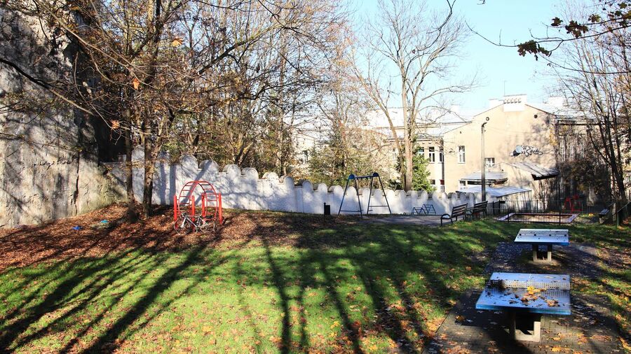 Współczesne zdjęcie zachowanego fragmentu muru getta, ul. Limanowskiego 60-62, na tyłach XLIII Liceum Ogólnokształcącego, dawnej Szkoły Ludowej. Fot. Michał Zajda