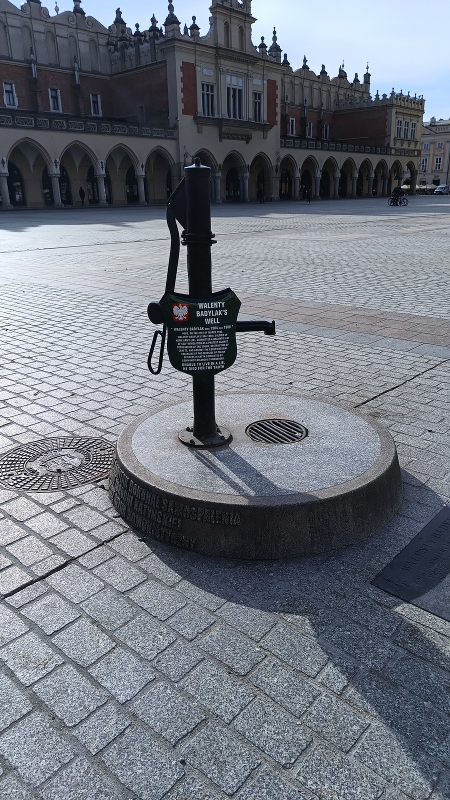 IPN sfinansował nowe tablice na studzience Walentego Badylaka. Fot. IPN