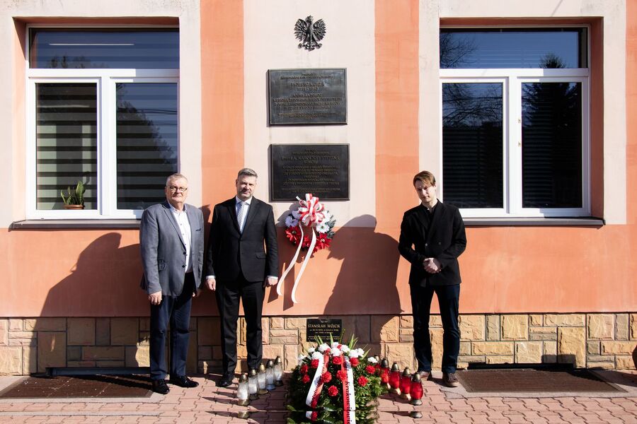 Kwiaty pod tablicami w Zaborowie. Fot. Aneta Górecka-Zawartka (IPN)