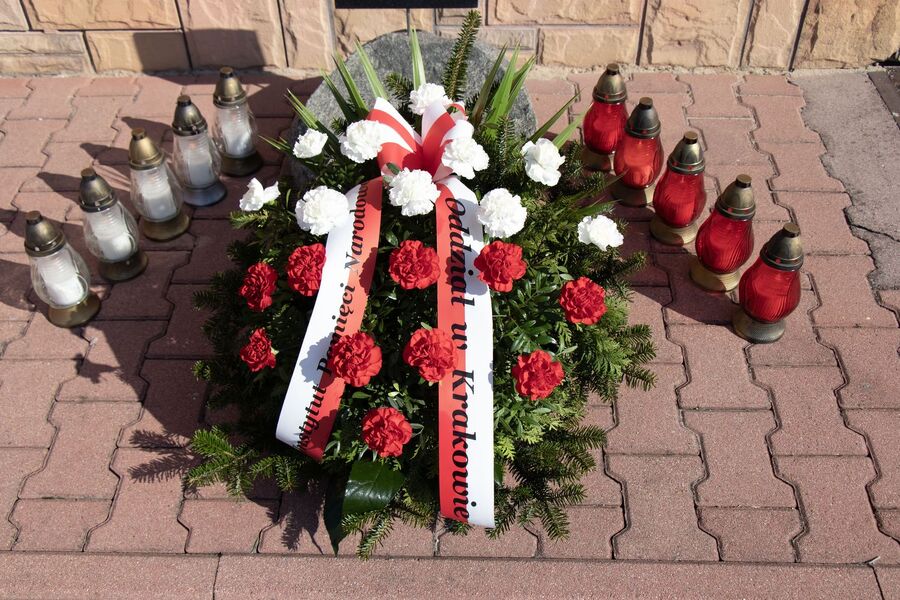 Kwiaty pod tablicami w Zaborowie. Fot. Aneta Górecka-Zawartka (IPN)