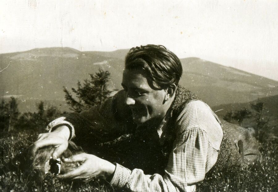 Stanisław Marek podczas górskiej wycieczki, w tle Pasmo Polic. Materiały Zofii Janickiej, zbiory Piotra Krzywdy w Zawoi