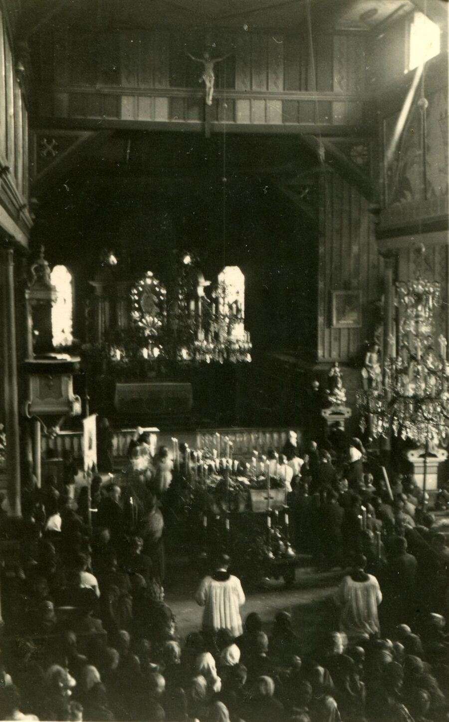 Kościół św. Klemensa w Zawoi Centrum, 15 lipca 1946 r., msza święta w dniu pogrzebu trzech partyzantów poległych na Sulowej Cyrhli, 12 lipca. Materiały Zofii Janickiej, zbiory Piotra Krzywdy w Zawoi