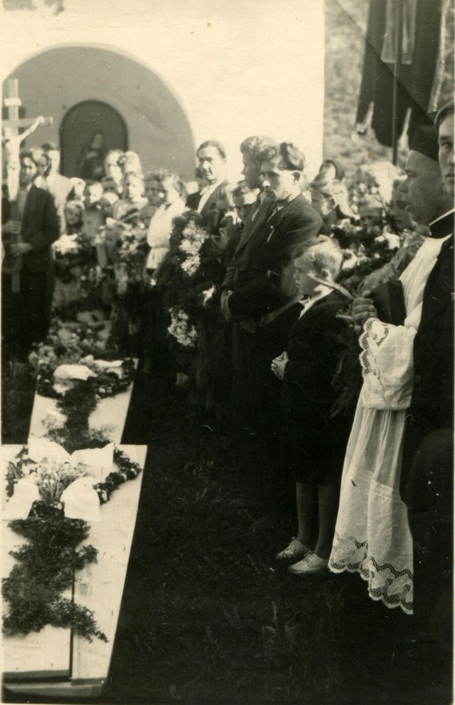 Cmentarz w Zawoi Centrum, przed kaplicą, 15 lipca 1946 r. Pogrzeb trzech partyzantów poległych na Sulowej Cyrhli 12 lipca. Materiały Zofii Janickiej, zbiory Piotra Krzywdy w Zawoi